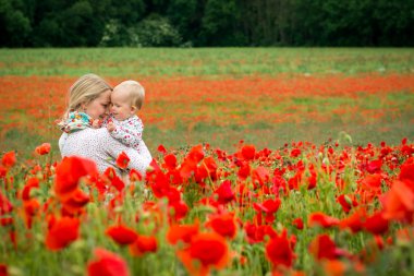 Anne ve kızı bir çayırda