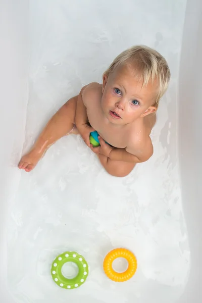 Holčička se koupe — Stock fotografie