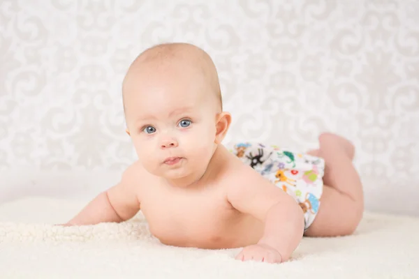 Bebê usando uma fralda reutilizável — Fotografia de Stock