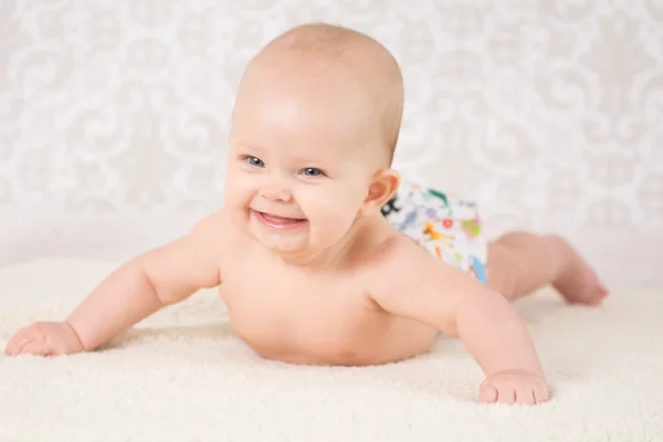 Bebê usando uma fralda reutilizável — Fotografia de Stock