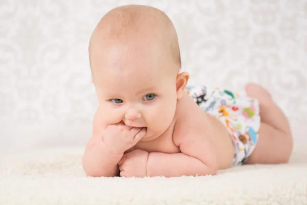 Bebê usando uma fralda reutilizável — Fotografia de Stock