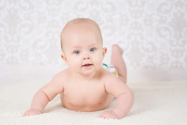 Bebê usando uma fralda reutilizável — Fotografia de Stock