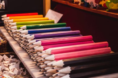 Macaristan 'ın Budapeşte kentindeki Noel pazarında iç dekorasyon için geleneksel Macar dev kalemleri