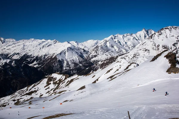 冬季风景-滑雪场全景,有滑雪场.阿尔卑斯山。奥地利. — 图库照片