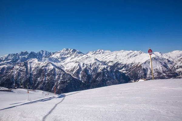 Winterlandschap - Panorama van het skigebied met skipistes. Alpen. Oostenrijk. — Stockfoto