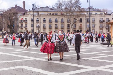 BUDAPEST, HUNGARY, 06 Nisan 2019: Budapeşte sokaklarında bahar kutlaması geçidi. Kahramanlar Meydanı 'nda ulusal kostümlü halk dansçıları
