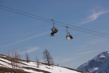 Kış manzarası - kayak pisti ve kayak pisti manzarası. Alpler. Avusturya. Karnten.