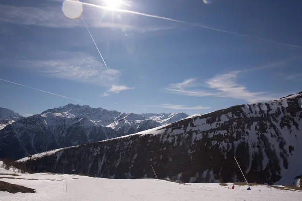 Winterlandschap - Panorama van het skigebied met skipistes en skiliften met blauwe lucht op achtergrond. Alpen. Oostenrijk. Karnten. — Stockfoto