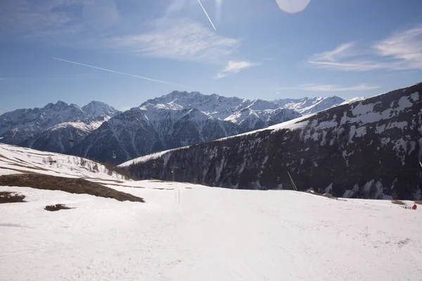 Зимний пейзаж - Панорама горнолыжного курорта с лыжными склонами и подъемниками с голубым небом на заднем плане. Альпы. Австрия. Карнтен. — стоковое фото