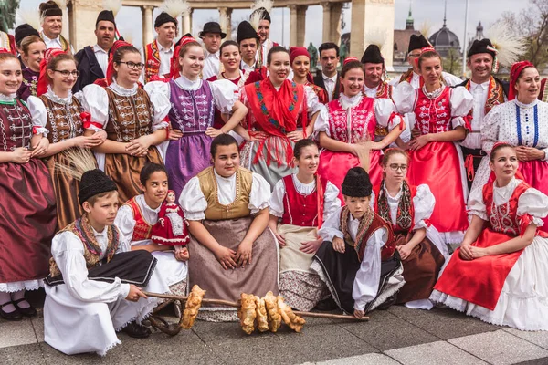 BUDAPEST, HUNGRÍA, 06 ABRIL 2019 Desfile de celebración de primavera por las calles de Budapest. Bailarines folclóricos en trajes nacionales en la Plaza de los Héroes — Foto de Stock