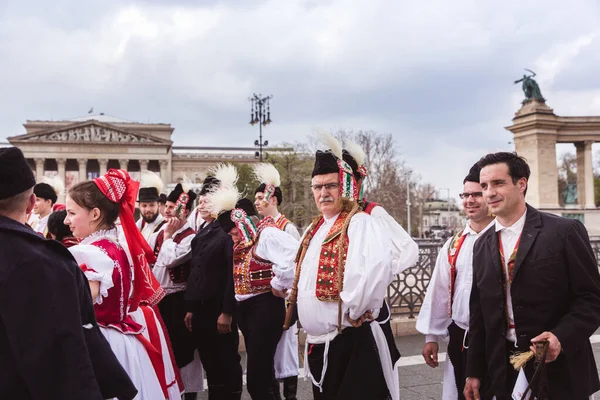 BUDAPEST, HUNGARY, 06 ápr. 2019 Tavaszi ünnepség parádé a budapesti utcákon. Néptáncosok nemzeti jelmezben a Hősök terén — Stock Fotó
