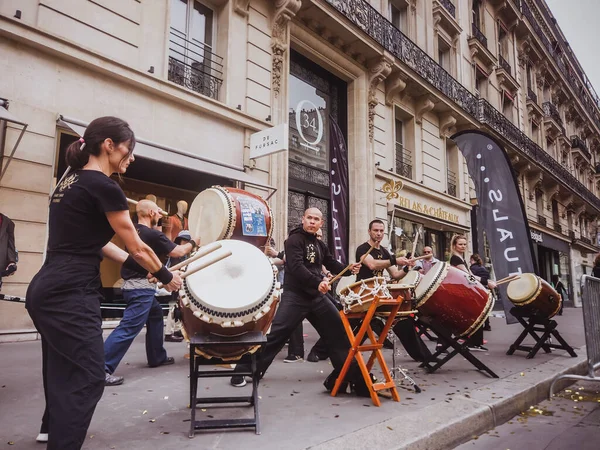 PARIS - 9. juni 2019 Trommespil som lydstøtte på gaden under et Paris-maraton - Stock-foto