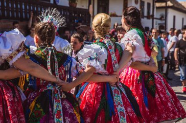HOLLOKO, HUNGARY - 12 Nisan 2019 Paskalya Festivali Holloko Geleneksel Kız Dans Köyü 'nde