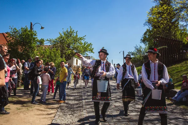 HOLLOKO, HONGRIE - 12 avril 2019 Fête de Pâques dans le village folklorique de Holloko en Hongrie. Les gars saupoudrer d'eau sur les filles — Photo