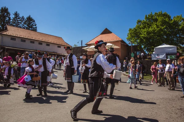 ГОЛЬЛОКО, ХАНГАРИЯ - 12 апреля 2019 года Пасхальный фестиваль в фольклорном селе Холлоко в Венгрии. Парни поливают девушек водой. — стоковое фото