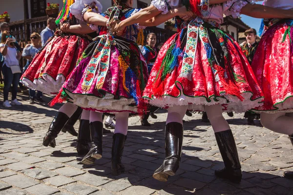 HOLLOKO, HUNGARY - April 12, 2019 Easter festival in the folklore village of Holloko Traditional girls dance — Stock Photo, Image