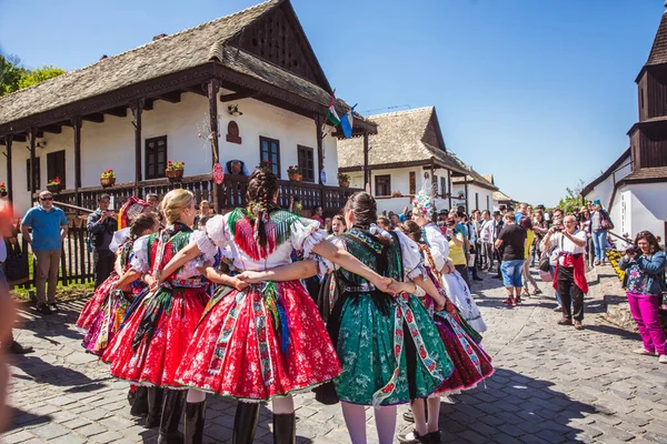 HOLLOKO, MAGYARORSZÁG - 2019. április 12.Húsvéti fesztivál Holloko folklór falujában Hagyományos lányok tánca — Stock Fotó