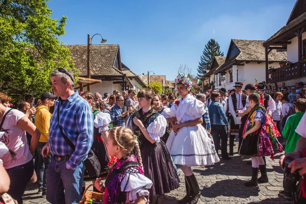 HOLLOKO, MAGYARORSZÁG - 2019. április 12.Húsvéti fesztivál a magyarországi Holloko folklórfaluban. Nemzeti jelmezbe öltözött lányok — Stock Fotó