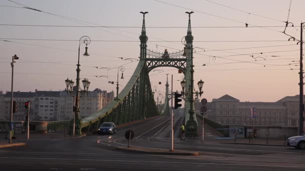 Βουδαπέστη, Ουγγαρία - 27 Οκτωβρίου 2019: Πρωινή ώρα κοντά στη γέφυρα Budapest Liberty την ανατολή του ηλίου — Αρχείο Βίντεο