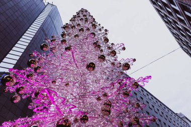 Budapeşte, Macaristan - Parlayan Noel ağacı ve Noel zamanı Budapeşte 'nin ünlü alışveriş caddesi olan kalabalık Vaci caddesinde turistler