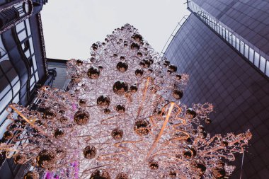 Budapeşte, Macaristan - Parlayan Noel ağacı ve Noel zamanı Budapeşte 'nin ünlü alışveriş caddesi olan kalabalık Vaci caddesinde turistler