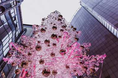 Budapeşte, Macaristan - Parlayan Noel ağacı ve Noel zamanı Budapeşte 'nin ünlü alışveriş caddesi olan kalabalık Vaci caddesinde turistler