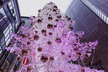 Budapeşte, Macaristan - Parlayan Noel ağacı ve Noel zamanı Budapeşte 'nin ünlü alışveriş caddesi olan kalabalık Vaci caddesinde turistler