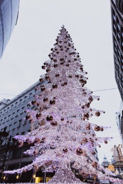 BUDAPEST, HUNGARY - 01 Ocak 2018: Budapeşte, Macaristan 'da Noel süslemeleri ile Fashion caddesindeki Noel ağacı.