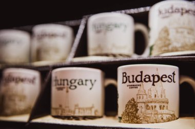 Budapeşte, Macaristan - 01 Ocak 2018: Budapeşte, Macaristan 'daki Starbucks Kafe' de Starbucks Budapeşte 'nin yakın çekim seramik logosu