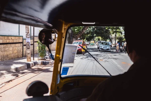 Bangalore, Hindistan - Haziran 08, 2020. Rickshaw, Bengaluru Hindistan sokaklarında araba kullanıyor. Sürücü taksisi ve yüz maskeli vatandaşlar — Stok fotoğraf