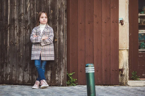 Retrato de adorable niña de moda al aire libre cerca de la cerca de edad Imágenes De Stock Sin Royalties Gratis