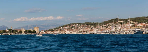 Трогир, Хорватия - июль 2018 года: Панорамный вид из порта и пристани в Трогир, Хорватия — стоковое фото