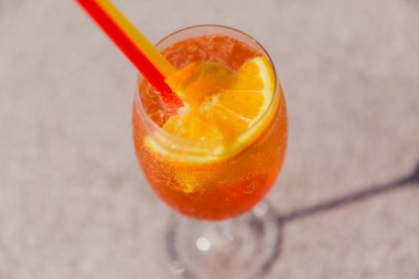 Masanın üzerinde soğuk bir bardak rom var. Yukarıdan görüntüle