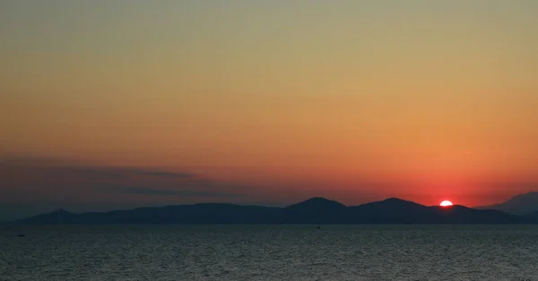 Beautiful fiery sunset sky on the beach — стоковое фото