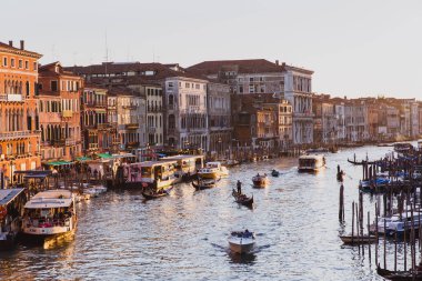 İtalya, Venedik 'te gün batımında Rialto Köprüsü' nden ünlü büyük kanal