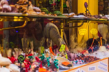 Dükkan raflarında fiyat etiketli bir sürü tatlı var. İtalya 'da popüler sokak yemekleri