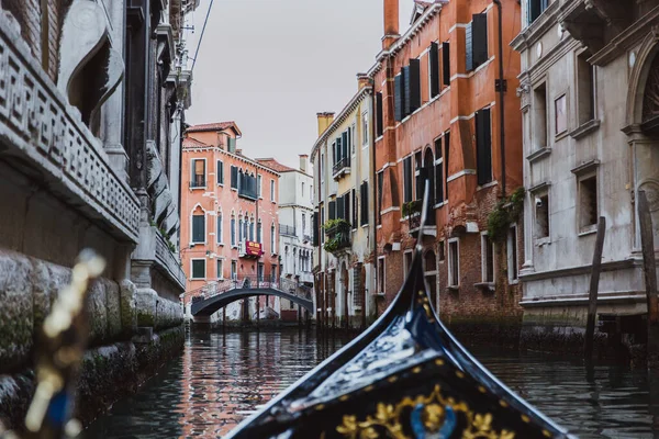 Gôndola tradicional em canal estreito em Veneza, Itália — Fotografia de Stock