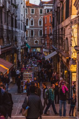 VENICE, İtalya - 27 Ekim 2016: Venedik 'te insanlar gün batımında sokakta