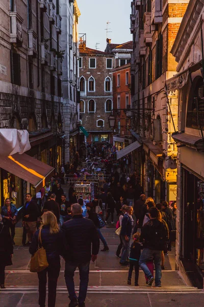 VENICE, ITÁLIE - 27. října 2016: Lidé na ulici v Benátkách při západu slunce, Itálie — Stock fotografie