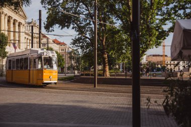 BUDAPEST, HUNGARY - Mayıs 2018: Macaristan Parlamentosu ve Mayıs 2018 'de Budapeşte' deki Etnoğrafya Müzesi yakınlarındaki tramvay hattı.