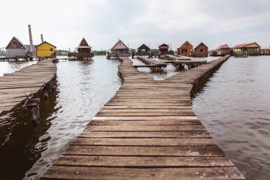 Bokod Gölü üzerindeki tahta köprüler. Macaristan 'da balıkçı kulübeleri