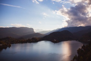 Bled Gölü, göldeki ada Sonbaharda ya da kışın gün doğumunda