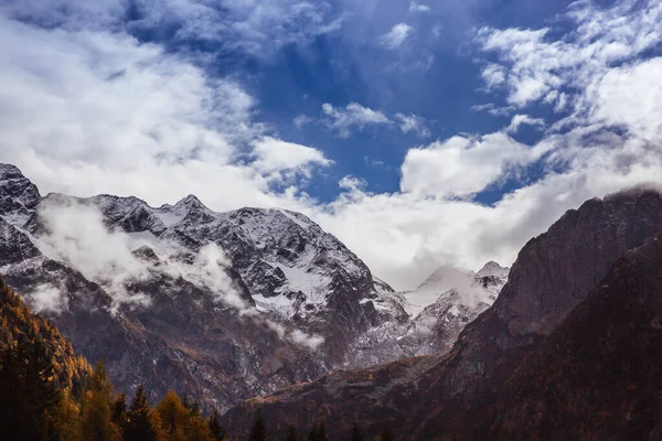 Горный пейзаж с облачным небом в Италии — стоковое фото