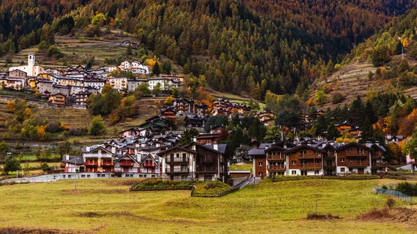 Tradycyjne alpejskie domy w górach, Dolomity, Włochy — Zdjęcie stockowe