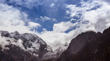 İtalya 'da bulutlu gökyüzü olan dağ manzarası