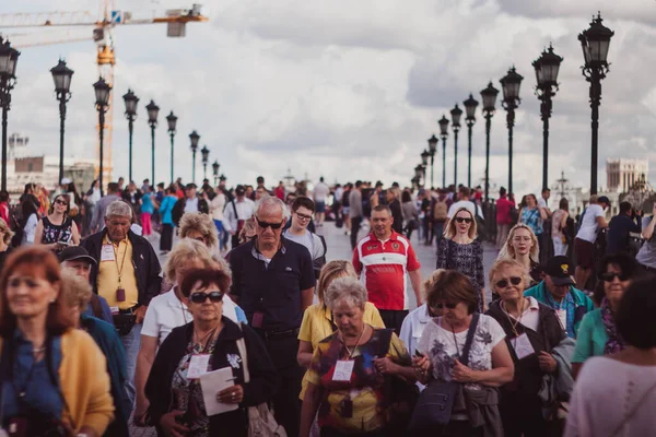 Moscú - 08 de julio de 2018: multitudes de personas de diferentes edades y nacionalidades cruzan el puente en el centro de la ciudad, hora de verano — Foto de Stock