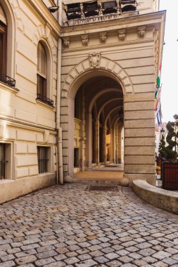 Sopron, Macaristan - Ekim 2018: Macaristan 'ın başkenti Sopron' da eski evleri ve kemeri olan Dar Sokak