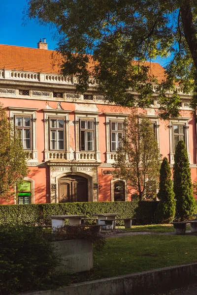 Sopron, Hungaria - Oktober 2018: Jalan Narrow dengan rumah-rumah tua di kota tua Sopron, Hungaria — Stok Foto