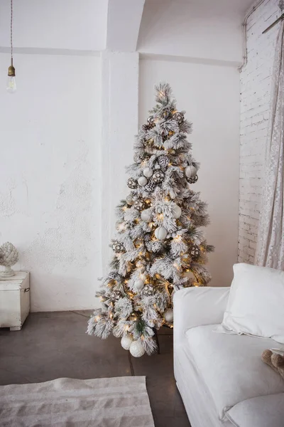 Рождественская елка с белыми игрушками и шариками в интерьере Стоковая Картинка
