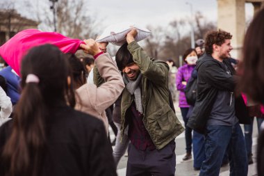 BUDAPEST 07 Nisan 2018: Bir grup insan 5 Nisan 'da Macaristan' ın başkenti Budapeşte 'deki Kahramanlar Meydanı' nda düzenlenen Uluslararası Yastık Dövüşü Günü 'nde yastık savaşına katıldı.